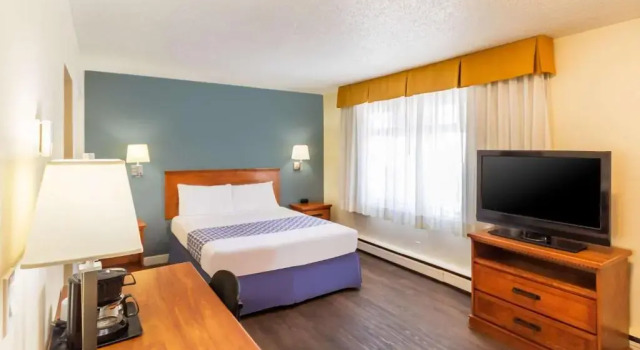 Люкс c 1 комнатой Econo Lodge Inn & Suites University