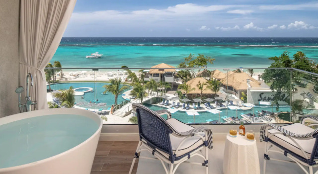 Номер Club Level Tranquility Soaking Tub Travertine с балконом и рядом с пляжем Sandals Dunns River All Inclusive Couples Only