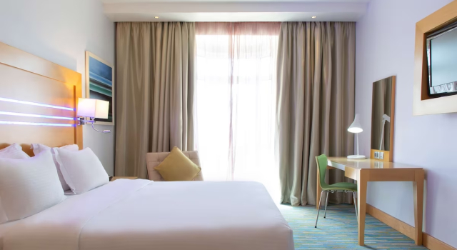 Havuz manzaralı Süper çift kişilik oda Radisson Blu Hotel, Muscat