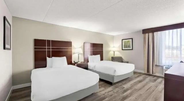 Четырёхместный номер для гостей с ограниченными возможностями Best Western Luxbury Inn Fort Wayne