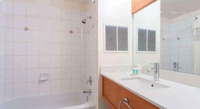 Двухместный Studio Suite Howard Johnson Hotel by Wyndham Vancouver Downtown