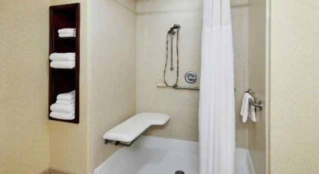 Двухместный номер Mobility/Hearing Accessible with Tub Hampton Inn Indianapolis Northwest - Park 100