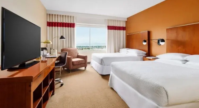 Четырёхместный номер Larger Four Points by Sheraton Los Angeles International Airport (США)