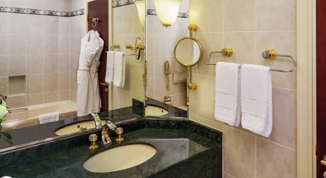 Двухместный люкс Superior Mövenpick Grand Al Bustan