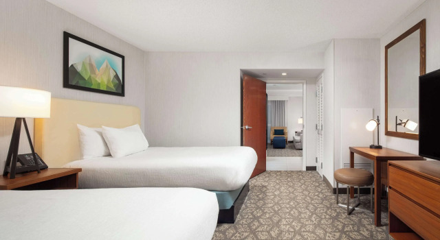 Четырёхместный люкс с 2 комнатами Embassy Suites by Hilton Portland Airport