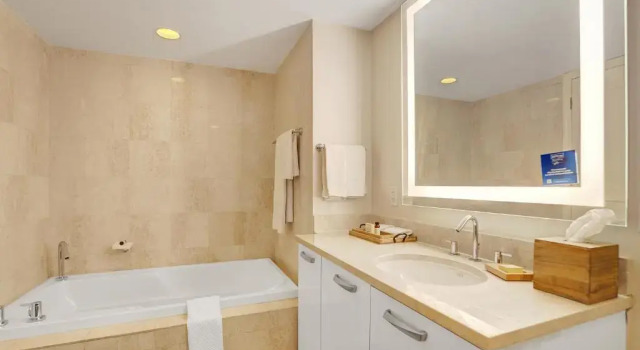 Четырёхместный люкс Ocean view Accessible c 1 комнатой Beach House Fort Lauderdale, A Hilton Resort