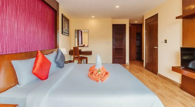 Люкс с 2 спальнями с видом на бассейн Отель Elite Suites Patong