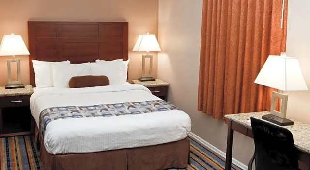 Номер Standard Ramada Limited Vancouver Downtown