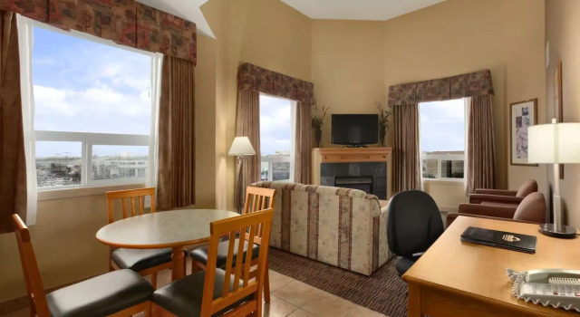 Четырёхместный люкс Days Inn & Suites by Wyndham West Edmonton