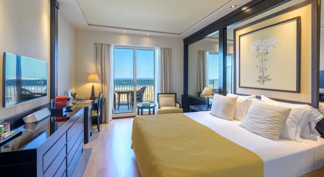 Двухместный с террасой  номер Executive с видом на море Las Arenas Balneario Resort