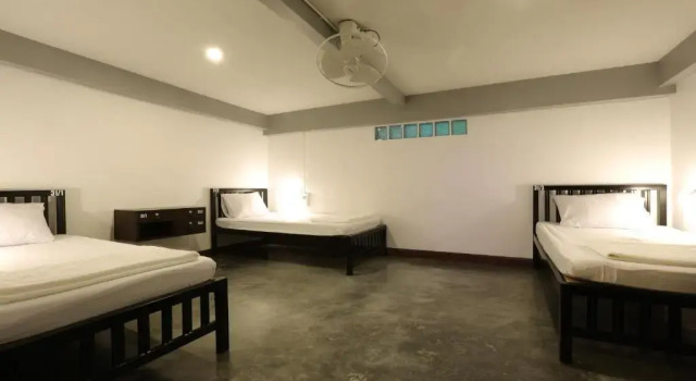 Трёхместный номер Standard Balcony Party Hostel - 18-40