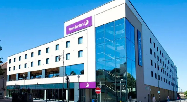Premier Inn Staines Upon Thames, Забронировать Отель Отели Суррей с парковкой, Парковка