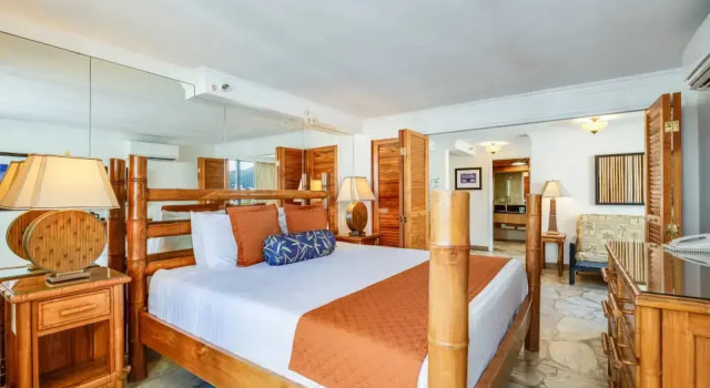Люкс с кухней c 1 комнатой с видом на город и горы Castle Bamboo Waikīkī Hotel