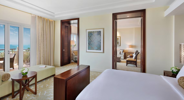 Двухместный клубный люкс с балконом и с видом на море The Ritz-Carlton, Dubai