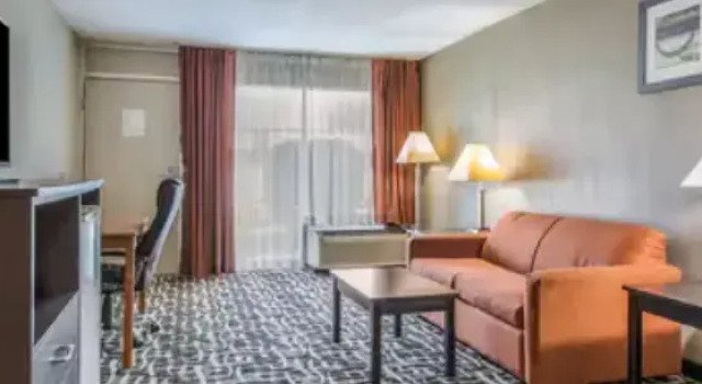 Четырёхместный люкс c 1 комнатой Quality Inn & Suites York East