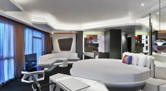 Люкс Round Bed Deluxe V Hotel Dubai, Curio Collection by Hilton