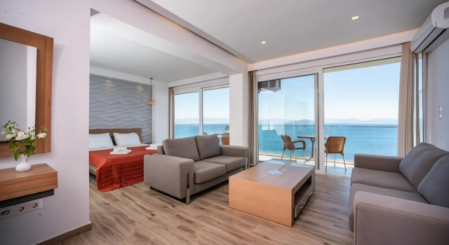 Двухместный люкс Luxury с балконом Corfu Maris
