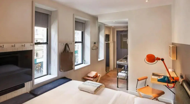 Moxy NYC Times Square, Забронировать Отель Отели Нью-Йорка с бассейном, рядом с 28-я улица линия Бродвей - Седьмая Авеню IRT, Бассейн