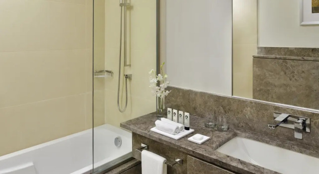Двухместный люкс Executive с видом на бассейн Mövenpick Hotel Tahlia Jeddah