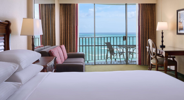 Четырёхместный клубный люкс с 2 комнатами oceanfront OUTRIGGER Waikiki Beach Resort