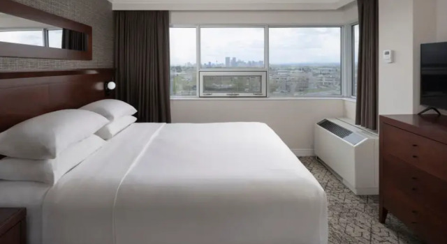 Двухместный люкс Large c 1 комнатой Sheraton Cavalier Calgary Hotel