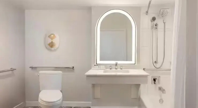 Для людей с ограниченными возможностями номер The Singer Oceanfront Resort, Curio Collection by Hilton