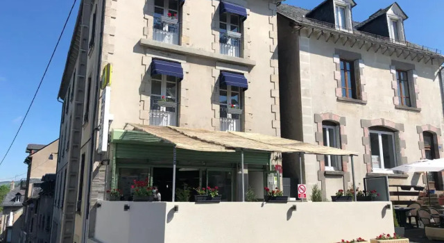 Logis Hôtel Le Relais Des Remparts, Book Hotel Hoteller i Cantal med morgenmad, Morgenmad