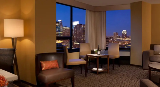 Люкс Millennium Sheraton Minneapolis Downtown Convention Center