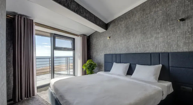 Трёхместный люкс с 2 комнатами с панорамными окнами Отель Vzmorie Resort