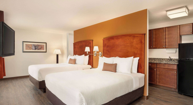 Четырёхместный люкс Non Smoking Days Inn & Suites by Wyndham Sherwood Park Edmonton