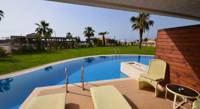 Двухместный полулюкс Swim Up Almyros Beach Resort & Spa