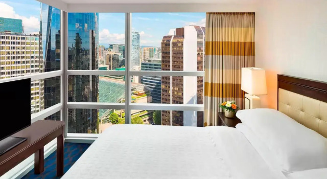 Номер Larger Deluxe High Floor Sheraton Vancouver Wall Centre
