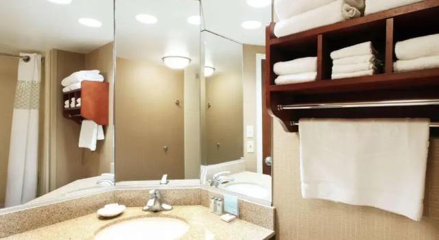 Четырёхместный номер Deluxe Hampton Inn by Hilton Indianapolis-South