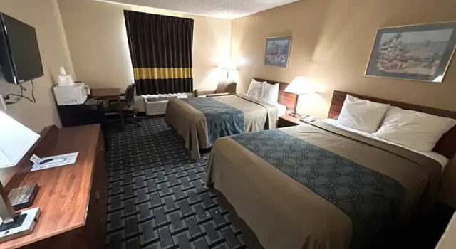 Четырёхместный номер Classic Hometown Inn & Suites