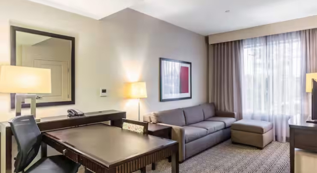 Четырёхместный люкс для гостей с ограничением слуха с 2 комнатами Embassy Suites by Hilton Newark Airport