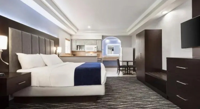 Двухместный люкс  с полностью оборудованной кухней Days Inn & Suites by Wyndham Houston Hobby Airport