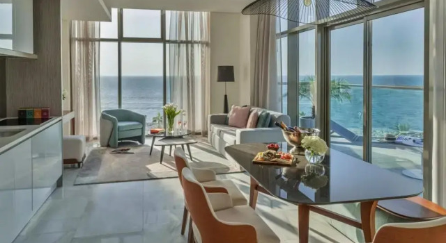 Люкс Arabian c 1 комнатой с балконом и с видом на море Th8 Palm Dubai Beach Resort, Vignette Collection by IHG