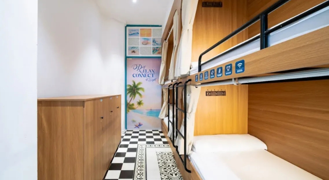 Кровать в общем номере Sujet Beach Hotel and Apartment Danang by Haviland