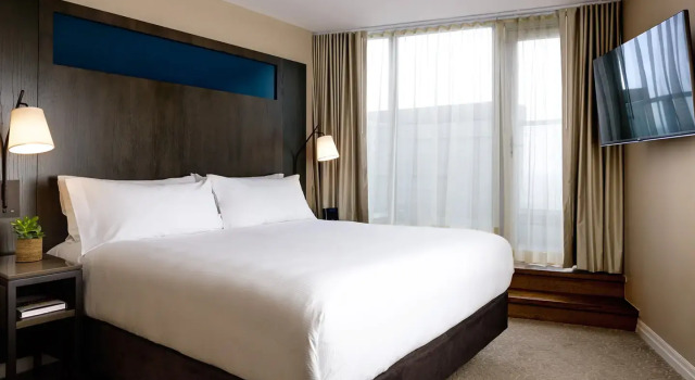 Двухместный люкс Pinnacle One King West Hotel and Residence