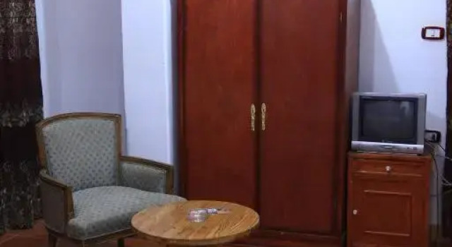 Четырёхместный люкс с балконом и с видом на город Western Desert Hotel & Safari