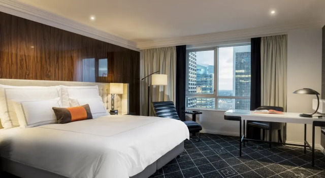 Двухместный номер Signature Skyline с балконом Swissotel Sydney
