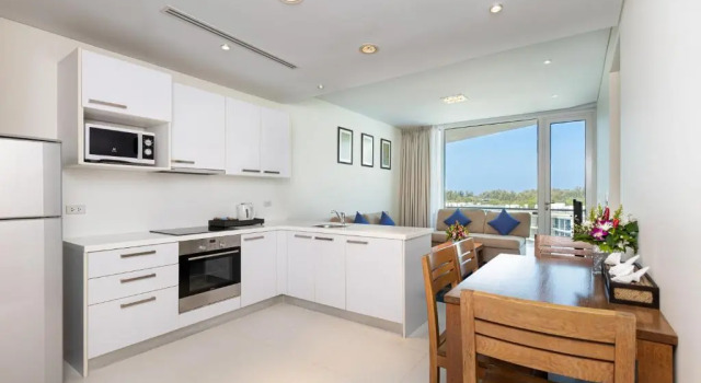 Двухместный люкс с кухней c 1 комнатой с балконом Splash Beach Resort Phuket, Family-Friendly Beachfront Resort