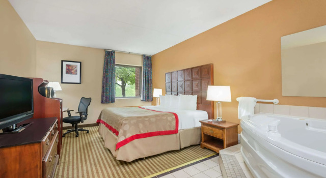 Двухместный студия люкс Ramada by Wyndham Columbus North