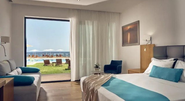 Двухместный полулюкс Cavo Orient Beach Hotel & Suites