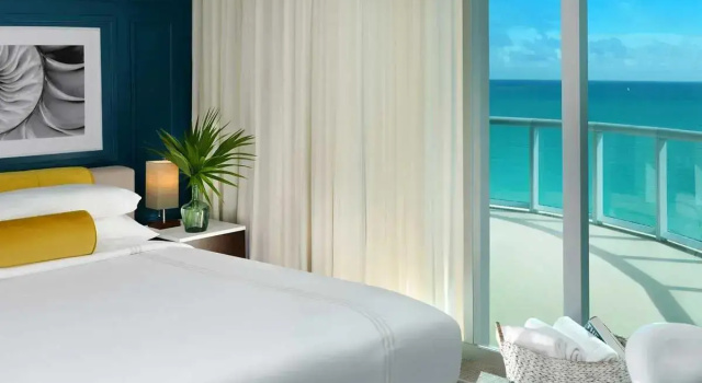 Четырёхместный люкс с 2 комнатами oceanfront Sole Miami, A Noble House Resort