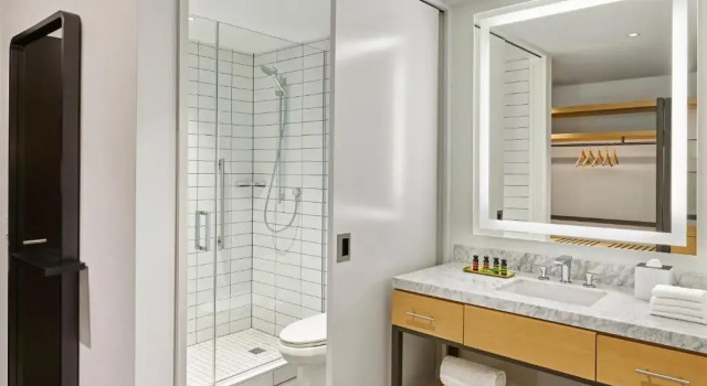 Номер Corner Premium с балконом Canopy By Hilton Austin Downtown