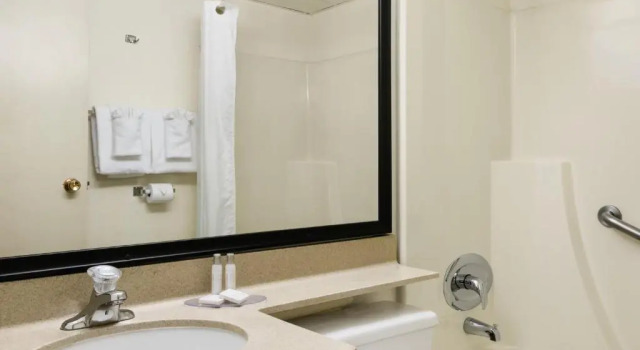 Двухместный номер Pet Friendly Travelodge by Wyndham Edmonton South