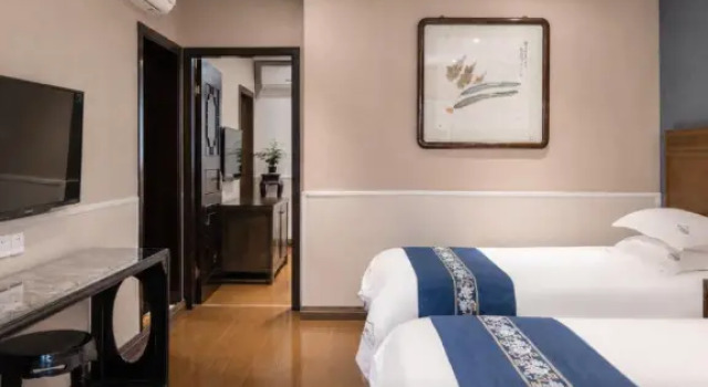 Четырёхместный семейный люкс Deluxe Wenjun Courtyard Hotel Chengdu ,English-Speaking , Pick-up Service ,Laundry Service , Local Tours