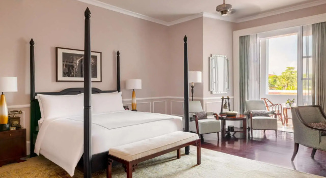 Двухместный люкс Landmark Raffles Grand Hotel dAngkor