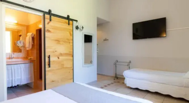 Трёхместный номер Hill view Hôtel lOrangeraie